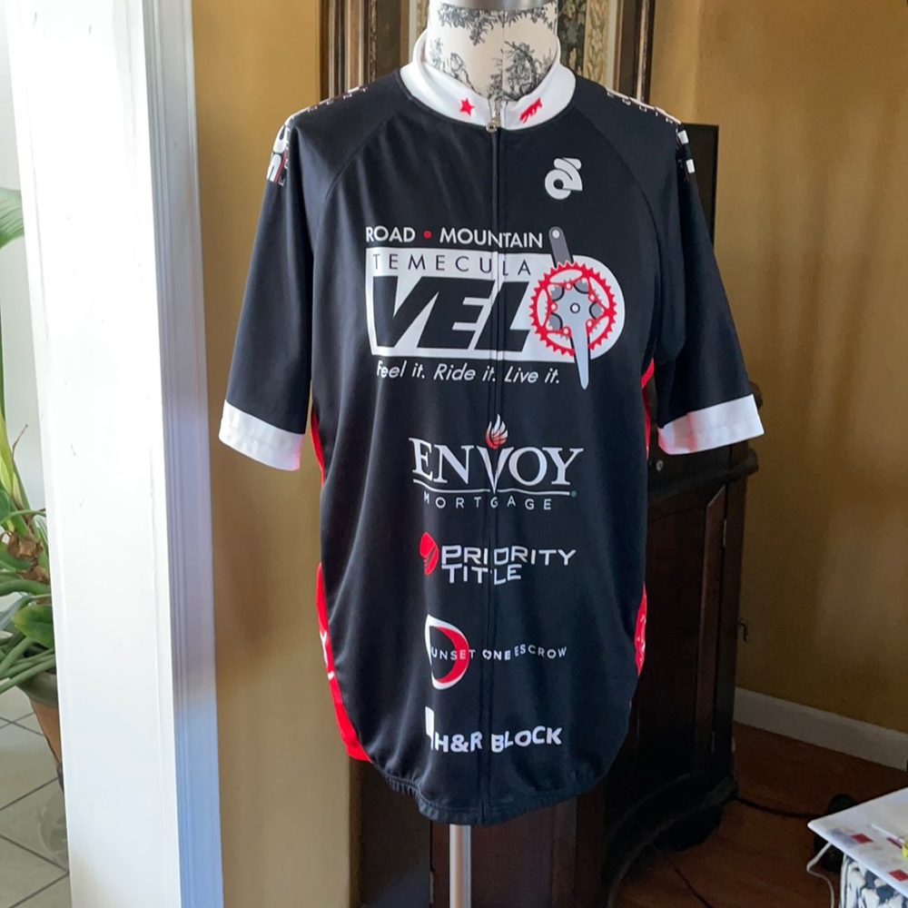 Men’s road bike shirt. Used. Excellent condition.